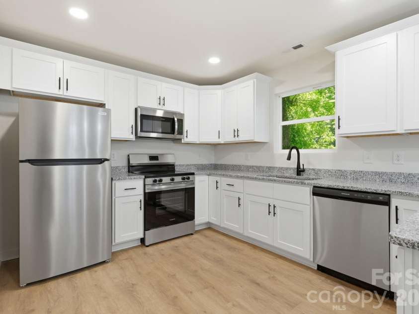 274 Bellhaven Place, Concord, NC 28027.  MLS# CAR4369397, YatesRealty ID 18399. Kitchen