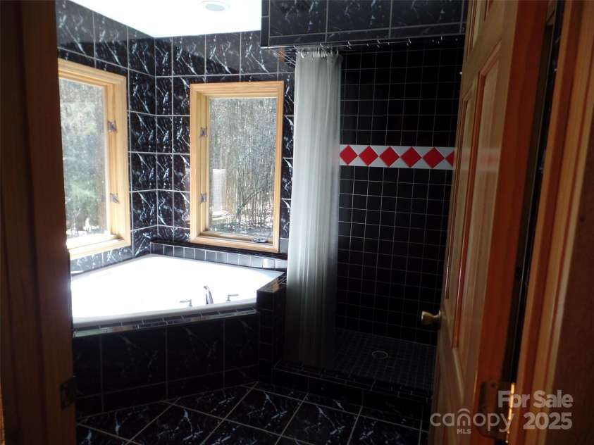 721 Kuenzel Eller Drive, Millers Creek, NC 28651.  MLS# CAR4179124, YatesRealty ID 184. Upper level Jacuzzi tub and shower