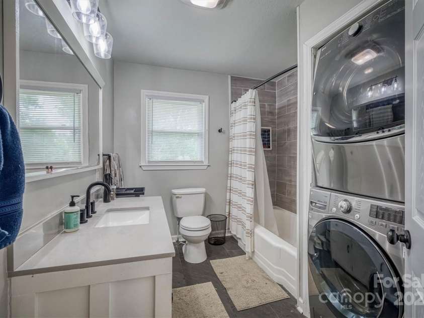 826 Jamestown Road, Morganton, NC 28655.  MLS# CAR4263056, YatesRealty ID 184. Bathroom #1