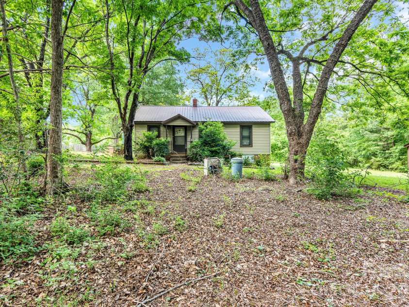 3240 Innes Street, Salisbury, NC 28144.  MLS# CAR4377301, YatesRealty ID 18400. 