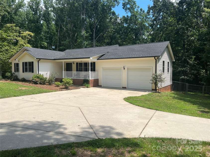 5322 Bridgeview Drive, Iron Station, NC 28080.  MLS# CAR4268245, YatesRealty ID 18401. Front Garage