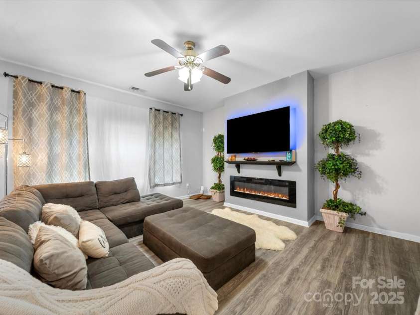 10426 Kempsford Drive, Charlotte, NC 28262.  MLS# CAR4260798, YatesRealty ID 18403. 