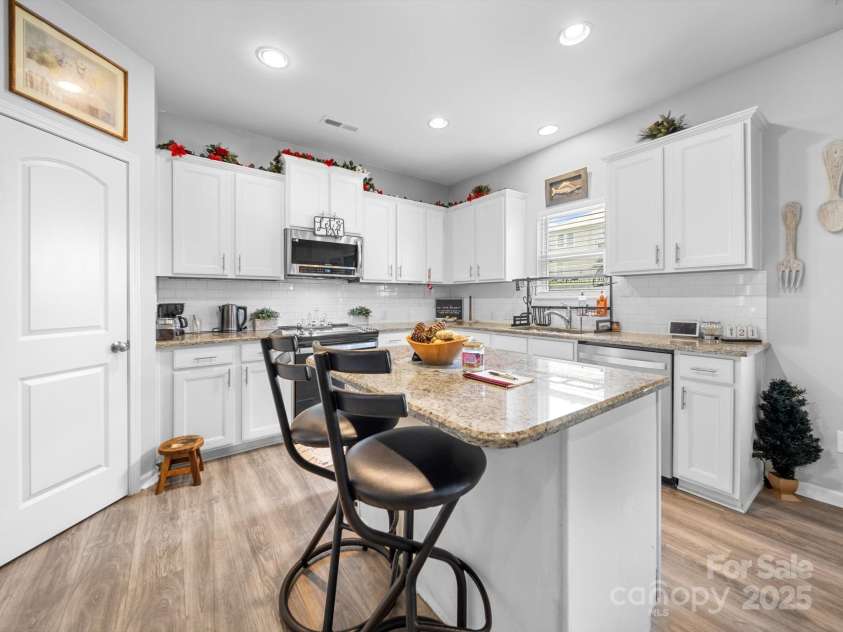 10426 Kempsford Drive, Charlotte, NC 28262.  MLS# CAR4260798, YatesRealty ID 18403. 