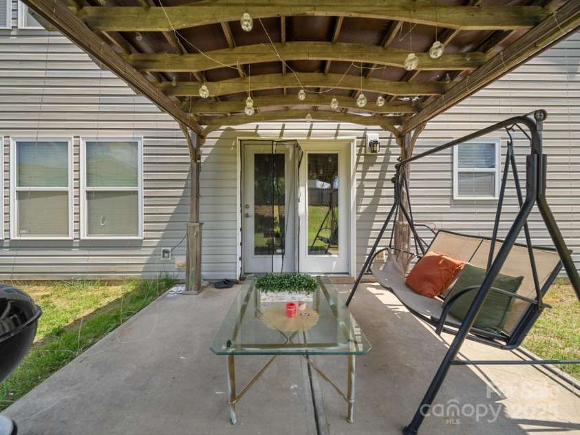 10426 Kempsford Drive, Charlotte, NC 28262.  MLS# CAR4260798, YatesRealty ID 18403. 