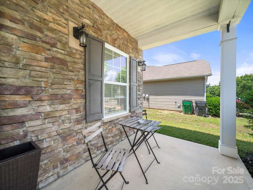 10426 Kempsford Drive, Charlotte, NC 28262.  MLS# CAR4260798, YatesRealty ID 18403. 