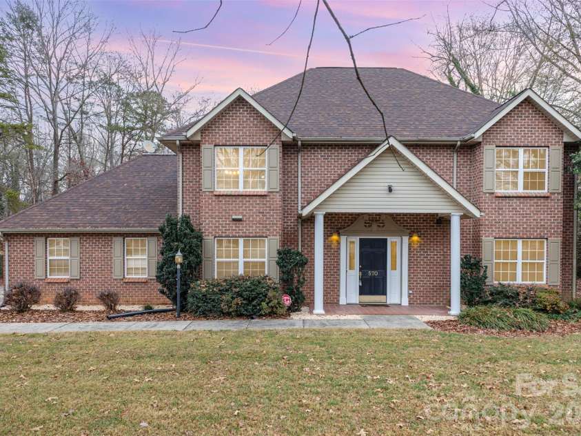 570 29th Avenue Drive, Hickory, NC 28601.  MLS# CAR4377600, YatesRealty ID 18404. 