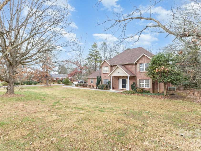 570 29th Avenue Drive, Hickory, NC 28601.  MLS# CAR4377600, YatesRealty ID 18404. 