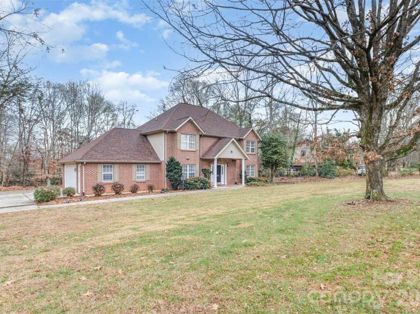 570 29th Avenue Drive, Hickory, NC 28601.  MLS# CAR4377600, YatesRealty ID 18404. 