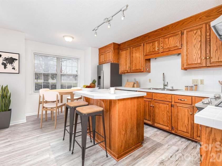 570 29th Avenue Drive, Hickory, NC 28601.  MLS# CAR4377600, YatesRealty ID 18404. 