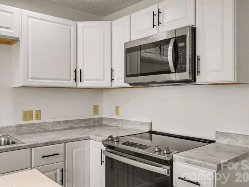 570 29th Avenue Drive, Hickory, NC 28601.  MLS# CAR4377600, YatesRealty ID 18404. 