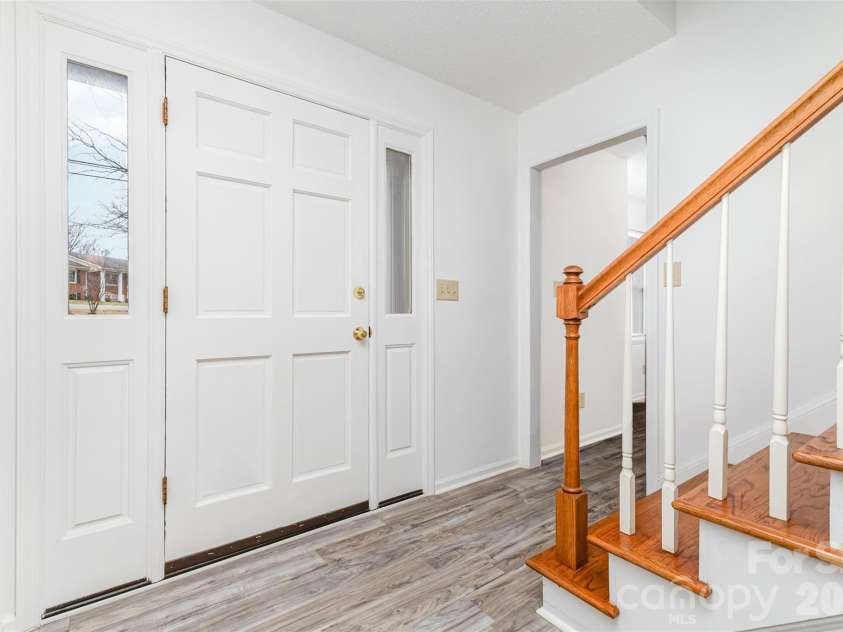 570 29th Avenue Drive, Hickory, NC 28601.  MLS# CAR4377600, YatesRealty ID 18404. 
