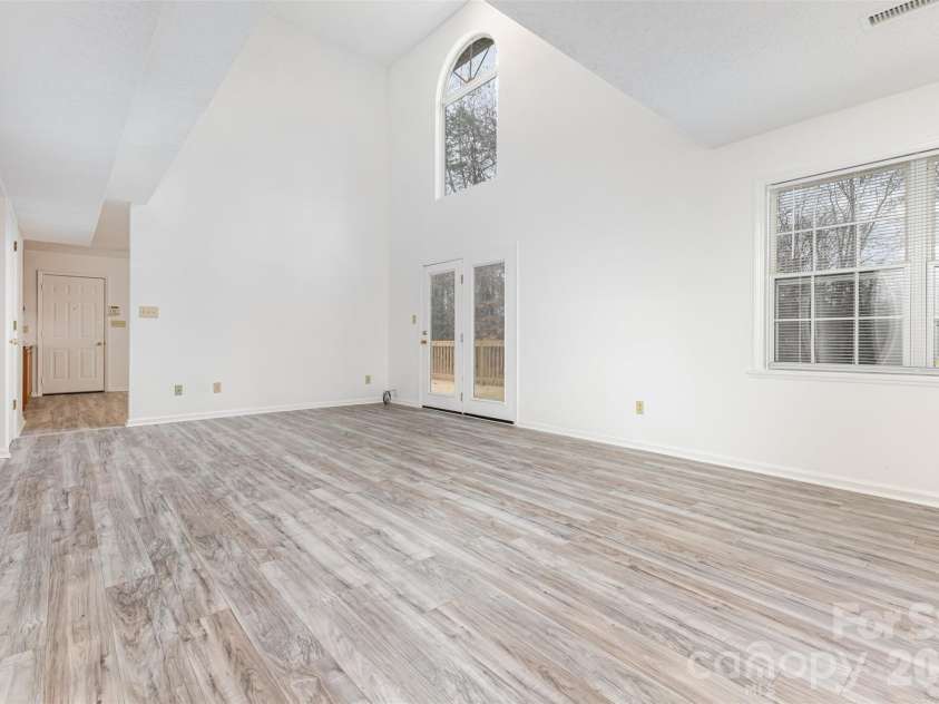 570 29th Avenue Drive, Hickory, NC 28601.  MLS# CAR4377600, YatesRealty ID 18404. 