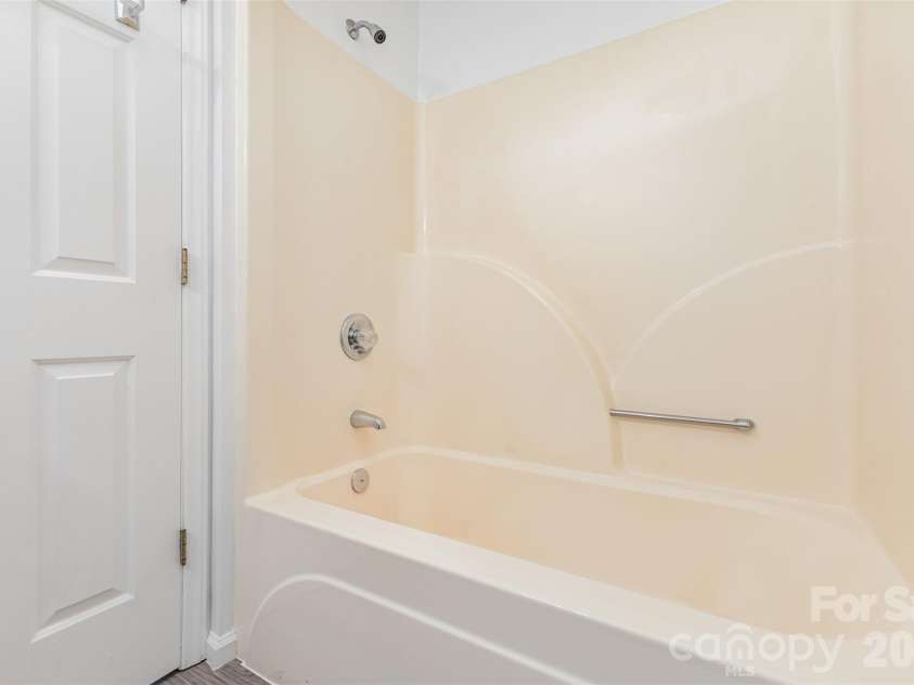 570 29th Avenue Drive, Hickory, NC 28601.  MLS# CAR4377600, YatesRealty ID 18404. 