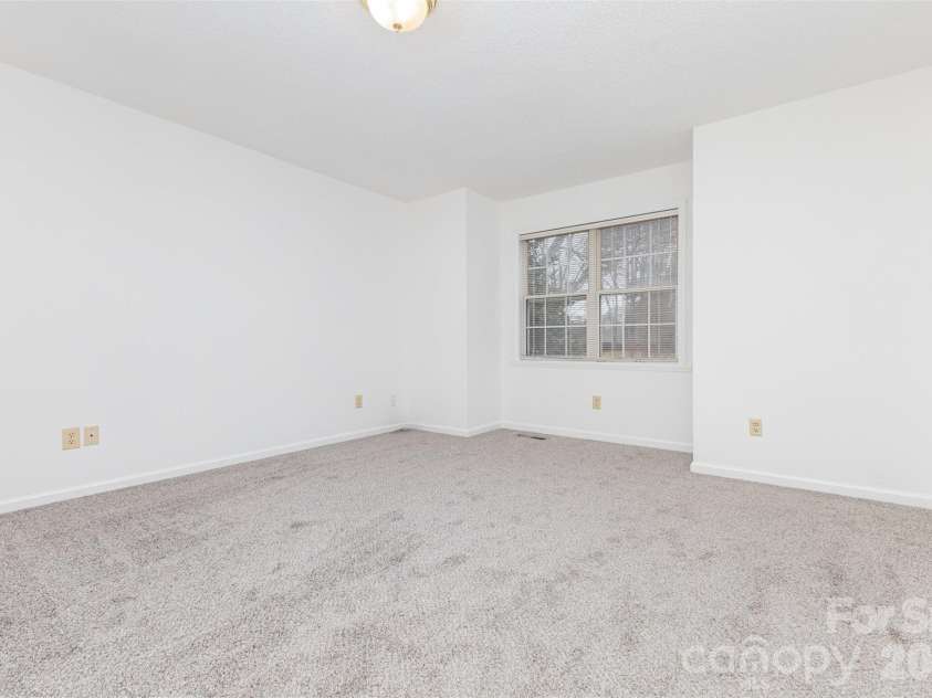 570 29th Avenue Drive, Hickory, NC 28601.  MLS# CAR4377600, YatesRealty ID 18404. 