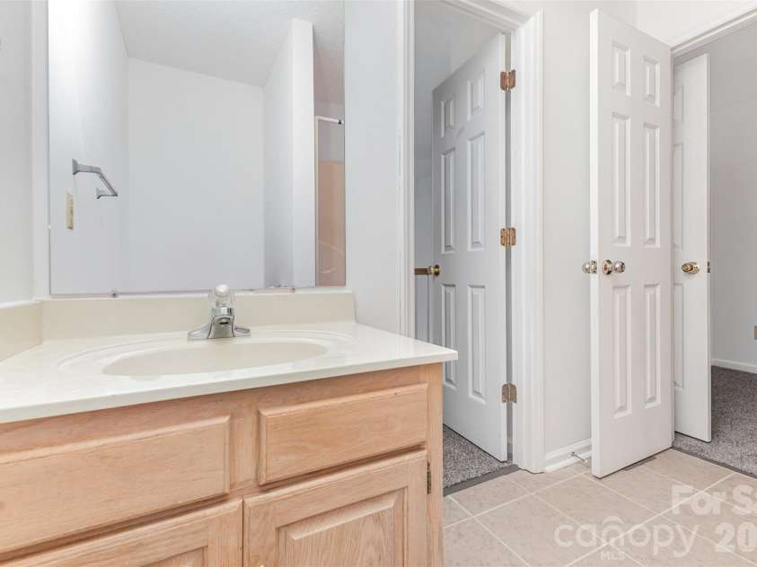 570 29th Avenue Drive, Hickory, NC 28601.  MLS# CAR4377600, YatesRealty ID 18404. 