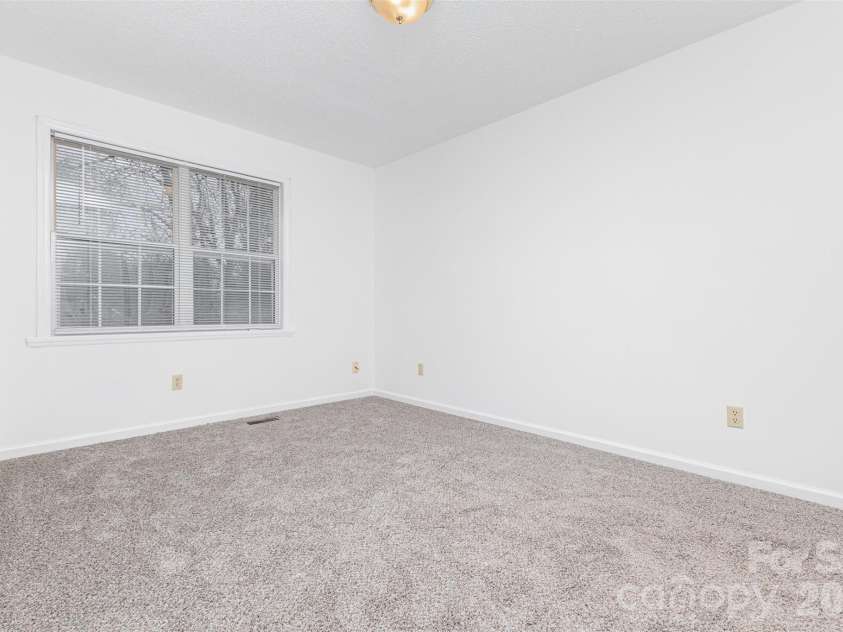 570 29th Avenue Drive, Hickory, NC 28601.  MLS# CAR4377600, YatesRealty ID 18404. 