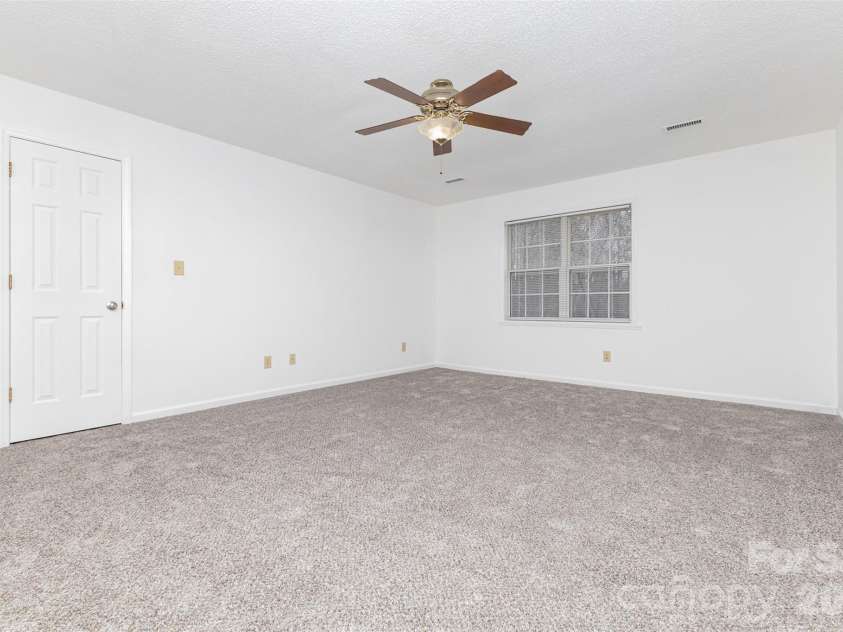 570 29th Avenue Drive, Hickory, NC 28601.  MLS# CAR4377600, YatesRealty ID 18404. 