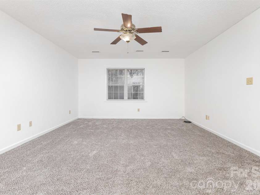 570 29th Avenue Drive, Hickory, NC 28601.  MLS# CAR4377600, YatesRealty ID 18404. 