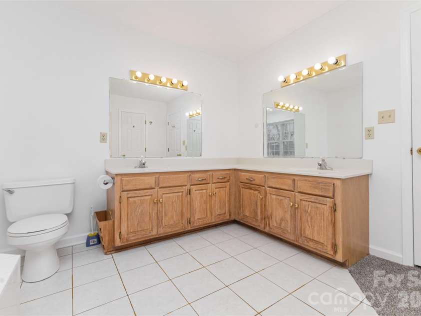 570 29th Avenue Drive, Hickory, NC 28601.  MLS# CAR4377600, YatesRealty ID 18404. 
