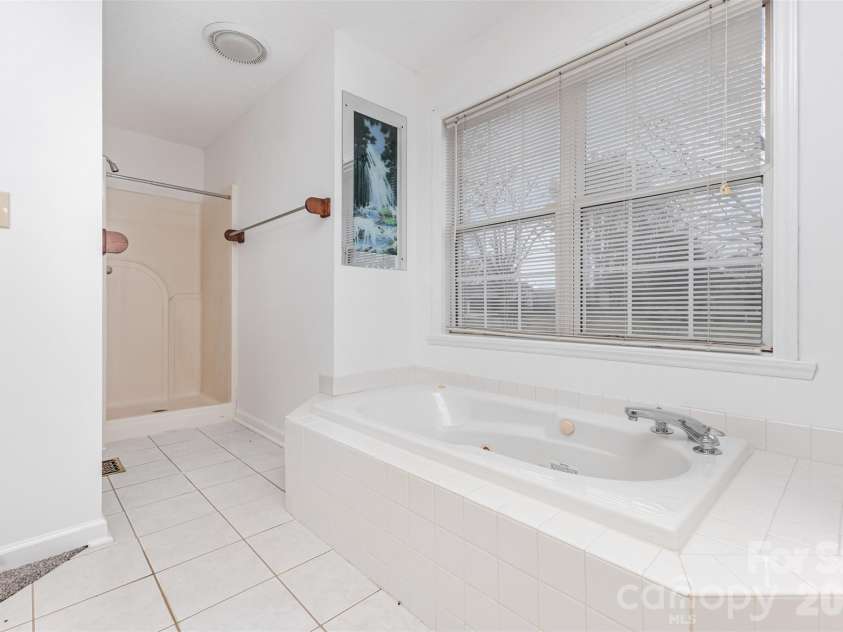 570 29th Avenue Drive, Hickory, NC 28601.  MLS# CAR4377600, YatesRealty ID 18404. 
