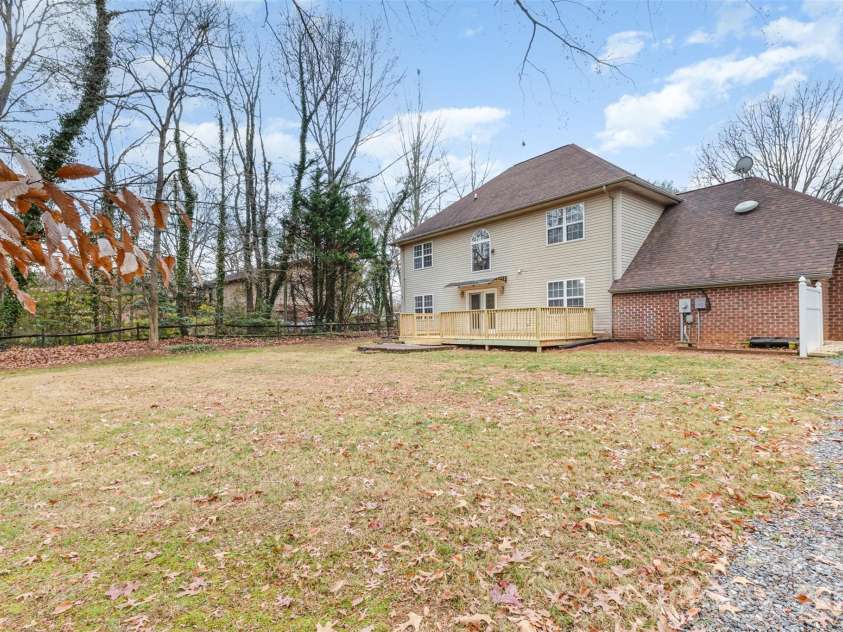 570 29th Avenue Drive, Hickory, NC 28601.  MLS# CAR4377600, YatesRealty ID 18404. 