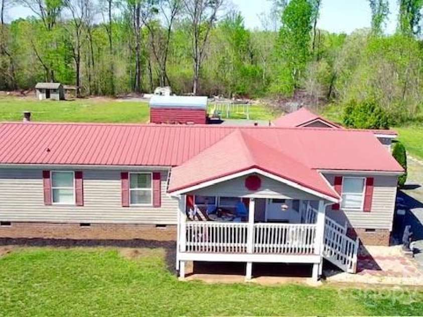 161 Hickory Nut Drive, Statesville, NC 28677.  MLS# CAR4245428, YatesRealty ID 18405. 