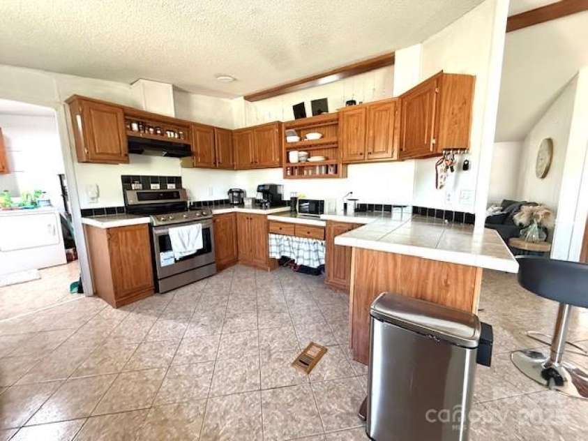 161 Hickory Nut Drive, Statesville, NC 28677.  MLS# CAR4245428, YatesRealty ID 18405. 