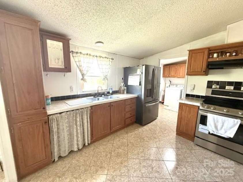 161 Hickory Nut Drive, Statesville, NC 28677.  MLS# CAR4245428, YatesRealty ID 18405. 