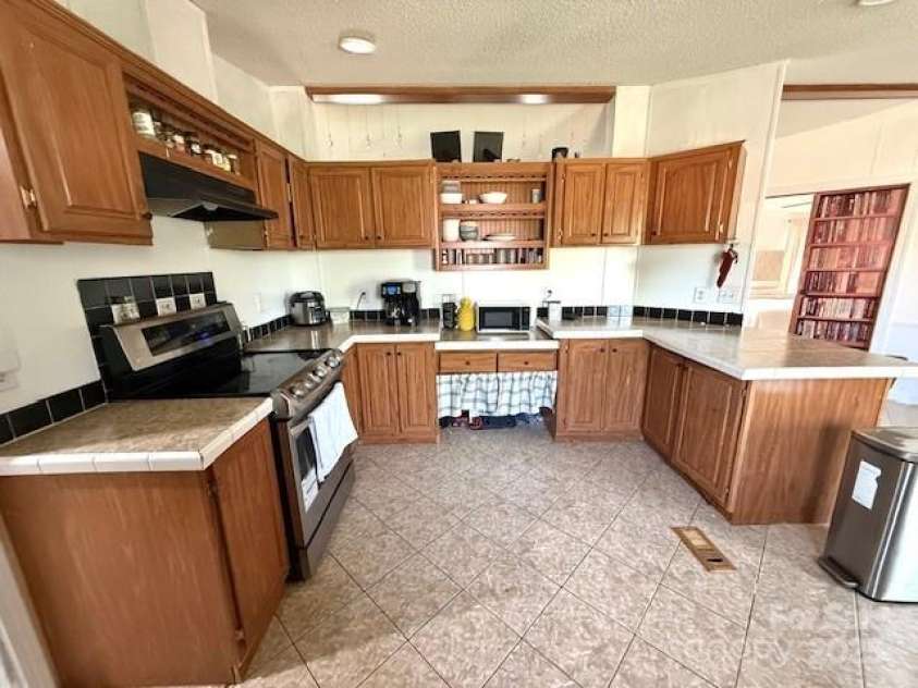 161 Hickory Nut Drive, Statesville, NC 28677.  MLS# CAR4245428, YatesRealty ID 18405. 