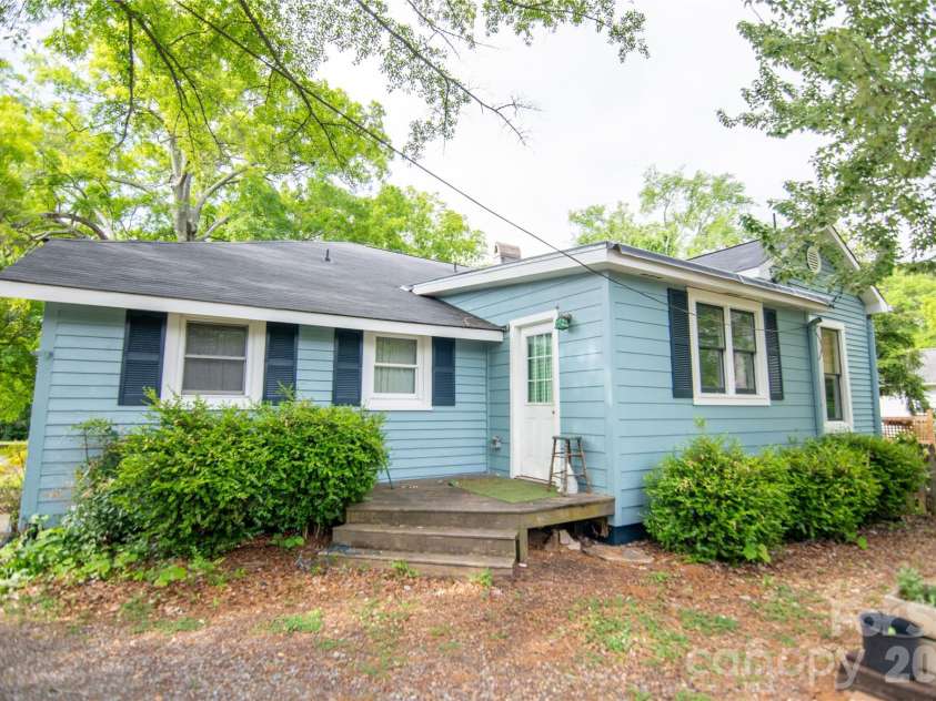 600 Warren Street, Shelby, NC 28150.  MLS# CAR4377606, YatesRealty ID 18406. Nice deck
