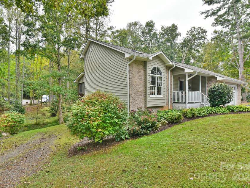 145 Fox Glen Drive, Arden, NC 28704.  MLS# CAR4134713, YatesRealty ID 18409. 