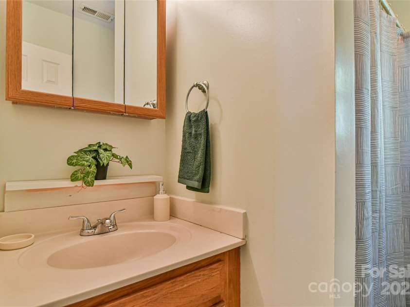 145 Fox Glen Drive, Arden, NC 28704.  MLS# CAR4134713, YatesRealty ID 18409. Full guest bathroom between 2 guest bedrooms on 2nd level