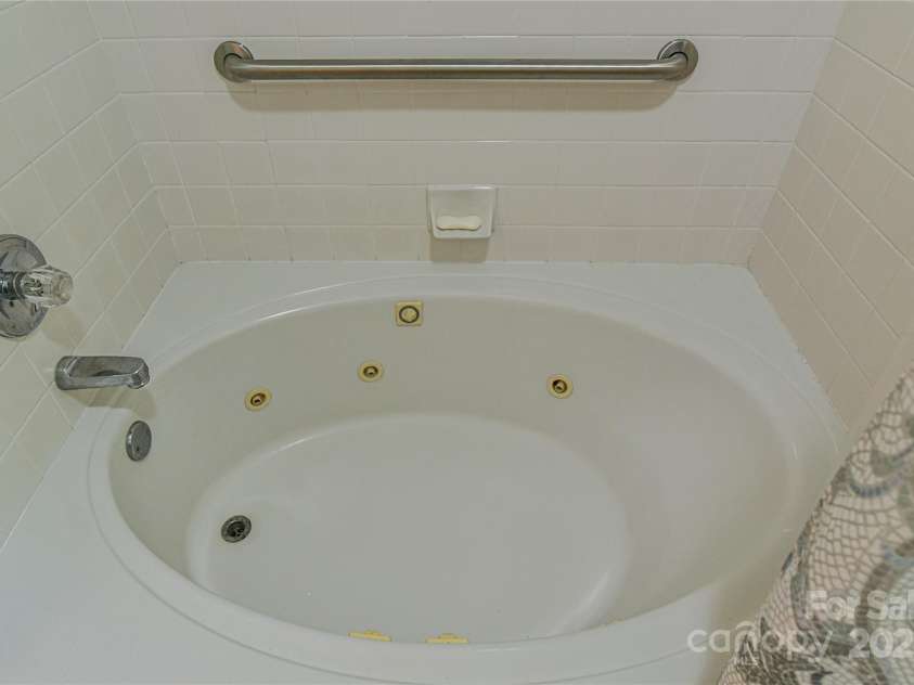 145 Fox Glen Drive, Arden, NC 28704.  MLS# CAR4134713, YatesRealty ID 18409. Jetted tub with shower in primary bathroom