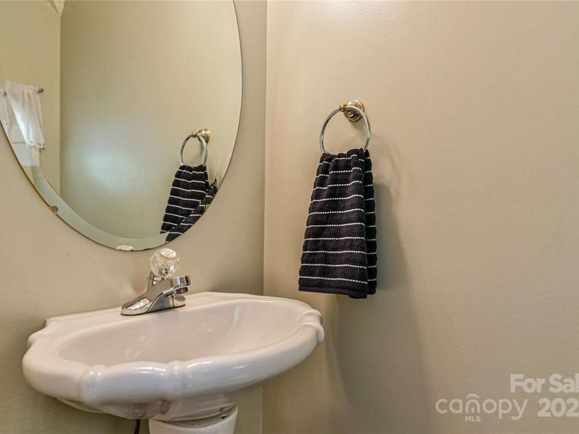 145 Fox Glen Drive, Arden, NC 28704.  MLS# CAR4134713, YatesRealty ID 18409. Main level powder room - 1/2 bath.