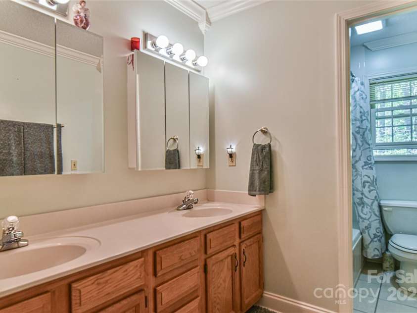 145 Fox Glen Drive, Arden, NC 28704.  MLS# CAR4134713, YatesRealty ID 18409. Primary full bathroom