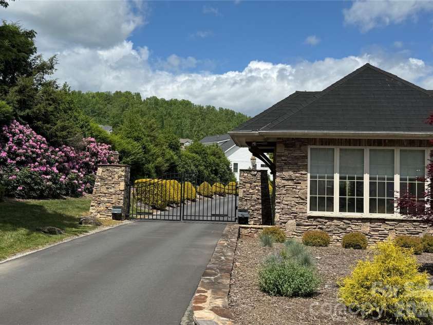 25 Copper Court, Hendersonville, NC 28792.  MLS# CAR4377349, YatesRealty ID 18412. 