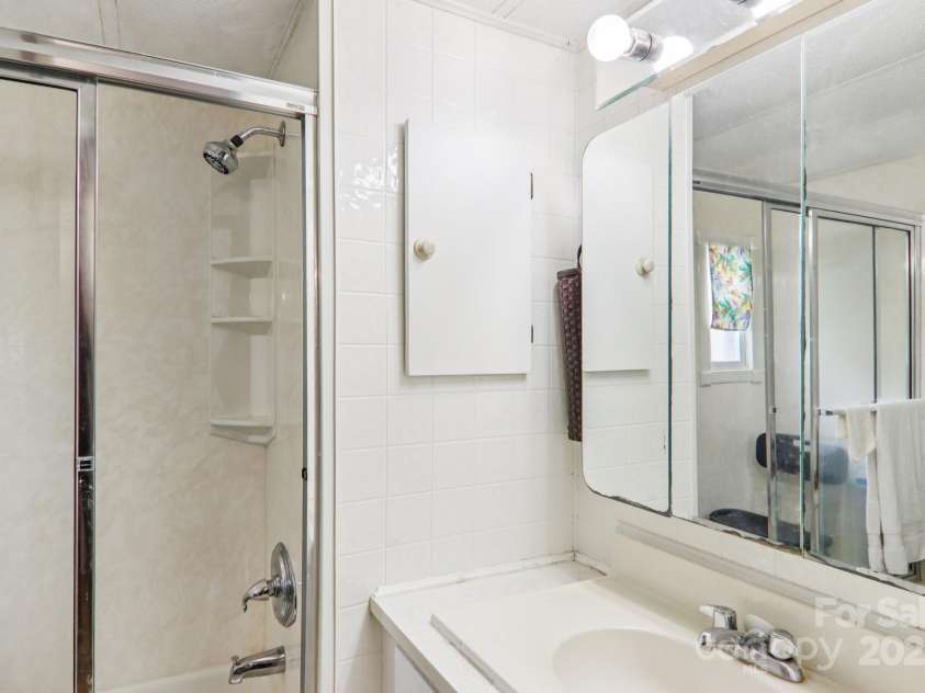 68 Cornwell Drive, Waynesville, NC 28786.  MLS# CAR4265358, YatesRealty ID 18412. Bathroom