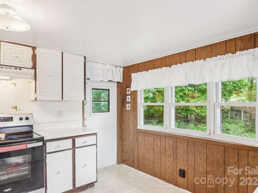 68 Cornwell Drive, Waynesville, NC 28786.  MLS# CAR4265358, YatesRealty ID 18412. Kitchen