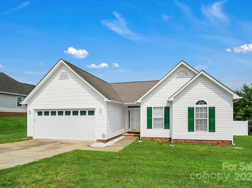 2467 Hawk Ridge Drive, Gastonia, NC 28056.  MLS# CAR4268435, YatesRealty ID 18414. 
