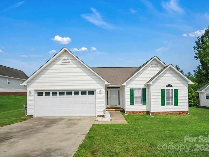 2467 Hawk Ridge Drive, Gastonia, NC 28056.  MLS# CAR4268435, YatesRealty ID 18414. 