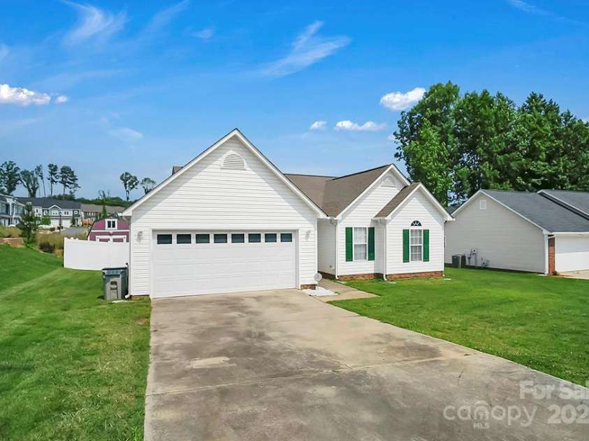 2467 Hawk Ridge Drive, Gastonia, NC 28056.  MLS# CAR4268435, YatesRealty ID 18414. 