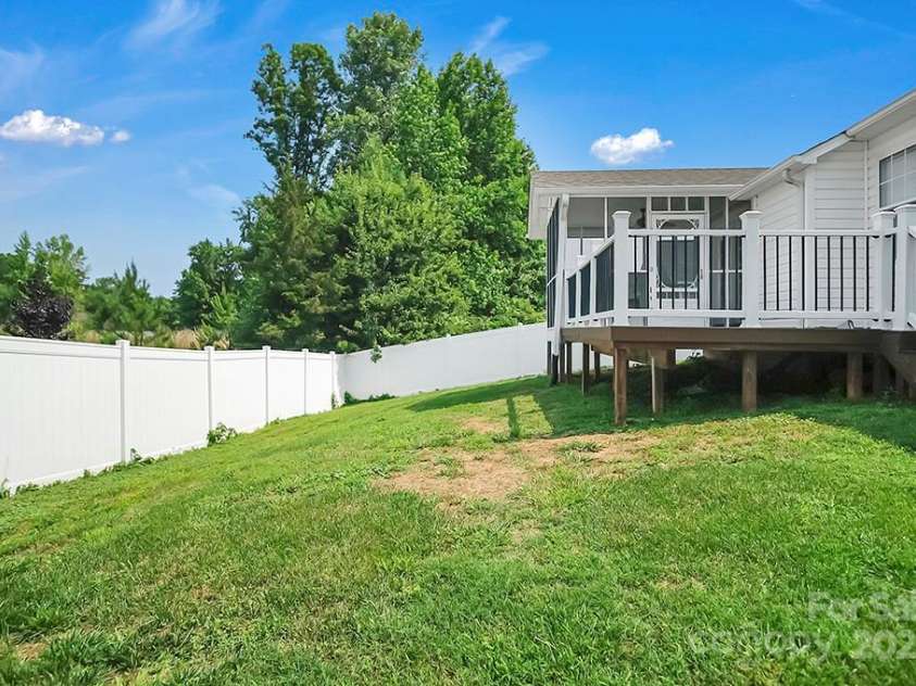 2467 Hawk Ridge Drive, Gastonia, NC 28056.  MLS# CAR4268435, YatesRealty ID 18414. 