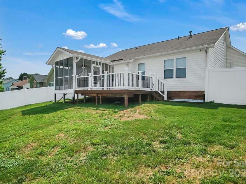 2467 Hawk Ridge Drive, Gastonia, NC 28056.  MLS# CAR4268435, YatesRealty ID 18414. 