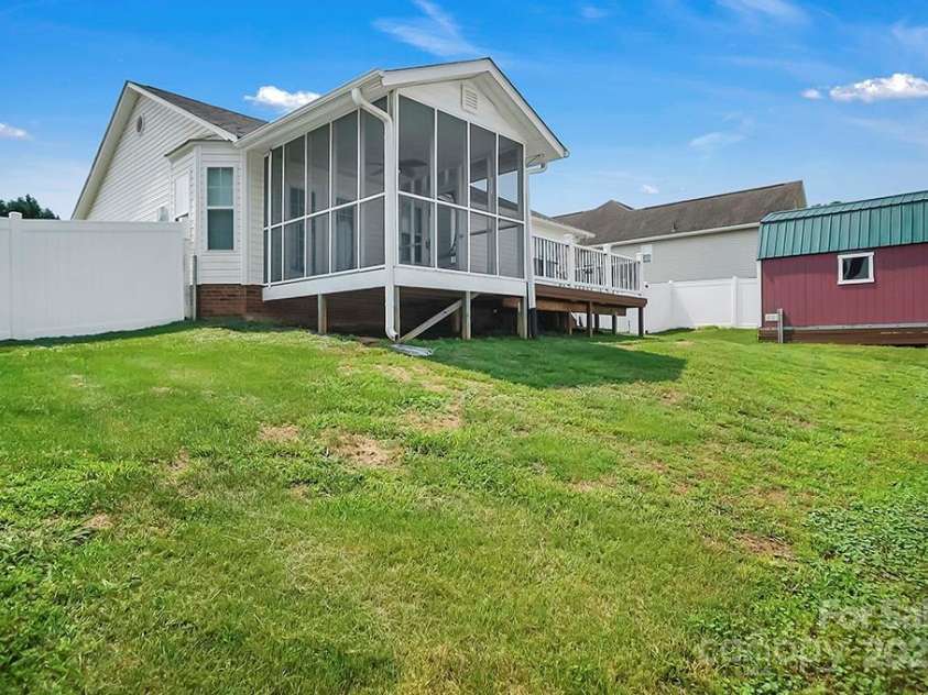 2467 Hawk Ridge Drive, Gastonia, NC 28056.  MLS# CAR4268435, YatesRealty ID 18414. 