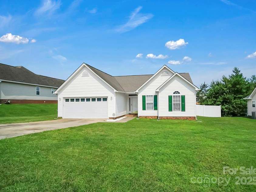 2467 Hawk Ridge Drive, Gastonia, NC 28056.  MLS# CAR4268435, YatesRealty ID 18414. 
