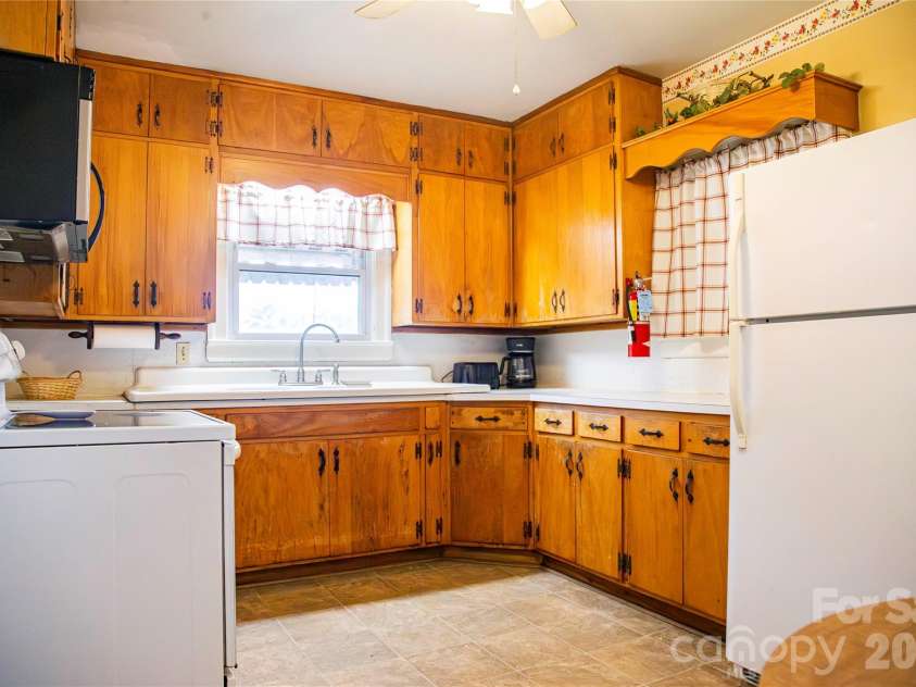 200 Main Street, Candor, NC 27229.  MLS# CAR4377488, YatesRealty ID 18415. 
