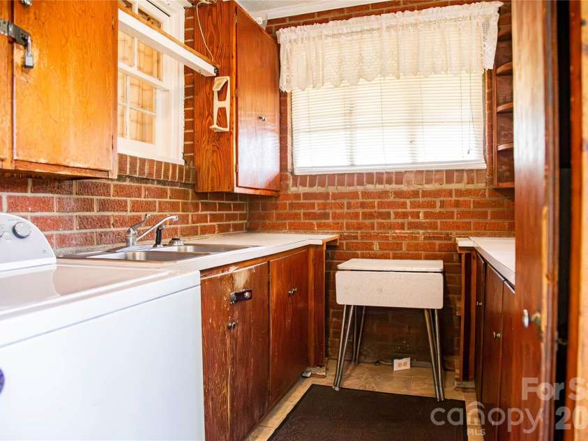 200 Main Street, Candor, NC 27229.  MLS# CAR4377488, YatesRealty ID 18415. 