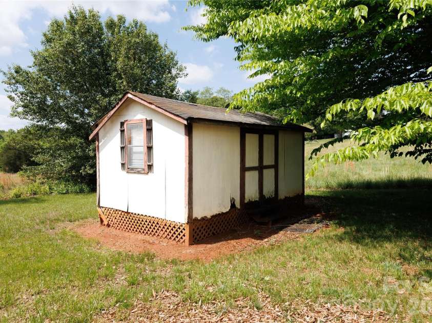 318 Tuckers Grove Road, Statesville, NC 28625.  MLS# CAR4377741, YatesRealty ID 18416. More Storage