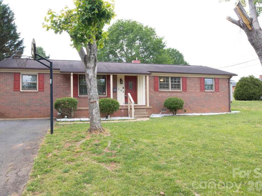 100 Woodward Avenue, Morganton, NC 28655.  MLS# CAR4375619, YatesRealty ID 18418. 