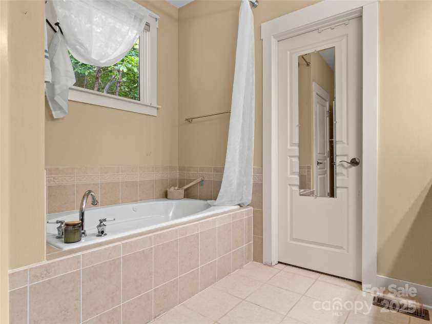 7 Oakhaven Terrace, Asheville, NC 28803.  MLS# CAR4264264, YatesRealty ID 18418. Primary bath